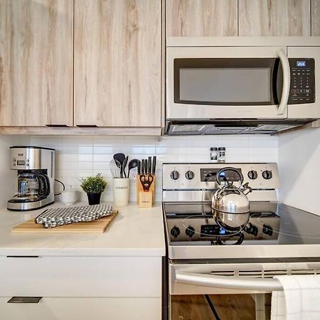 Luxurious Modern 2Br Condo Sleeps 5 Coffee, Ac, Wifi Halifax Luaran gambar