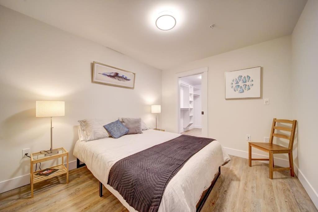 Luxurious Modern 2Br Condo Sleeps 5 Coffee, Ac, Wifi Halifax Luaran gambar