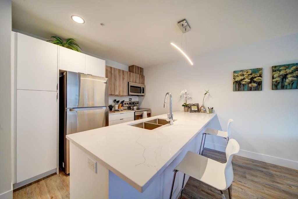 Luxurious Modern 2Br Condo Sleeps 5 Coffee, Ac, Wifi Halifax Luaran gambar