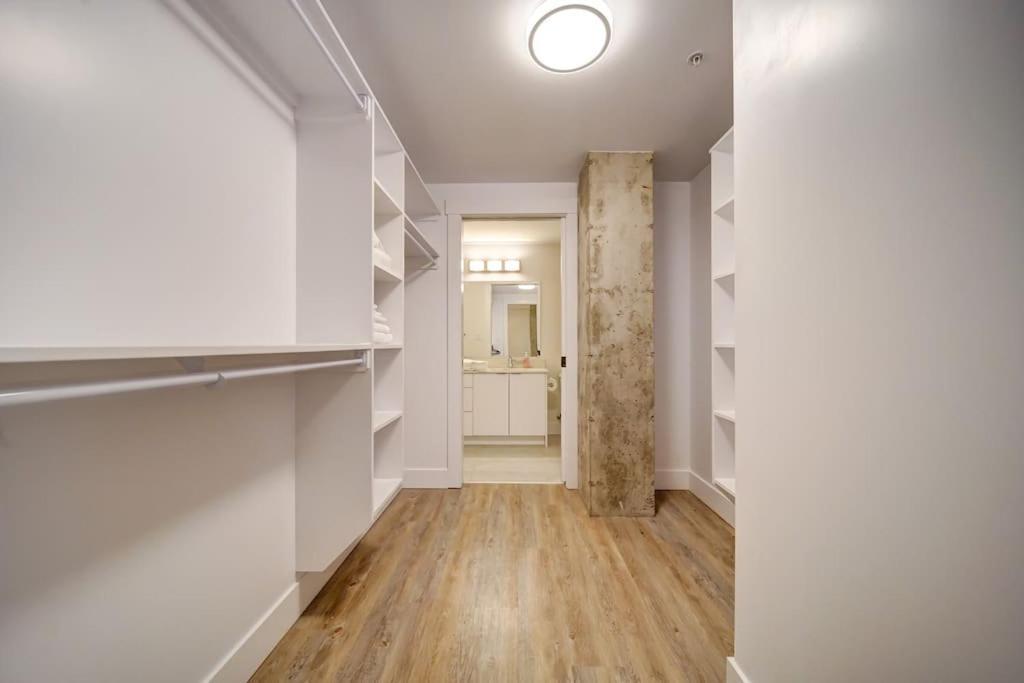 Luxurious Modern 2Br Condo Sleeps 5 Coffee, Ac, Wifi Halifax Luaran gambar