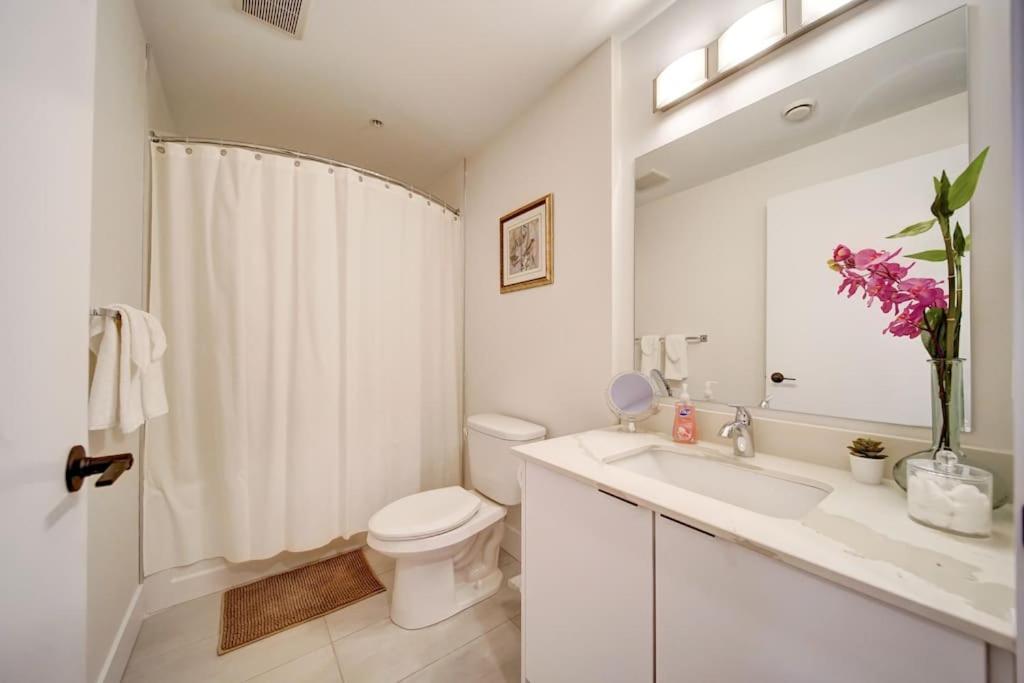 Luxurious Modern 2Br Condo Sleeps 5 Coffee, Ac, Wifi Halifax Luaran gambar