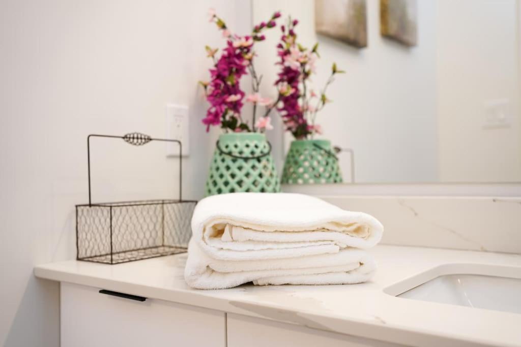 Luxurious Modern 2Br Condo Sleeps 5 Coffee, Ac, Wifi Halifax Luaran gambar