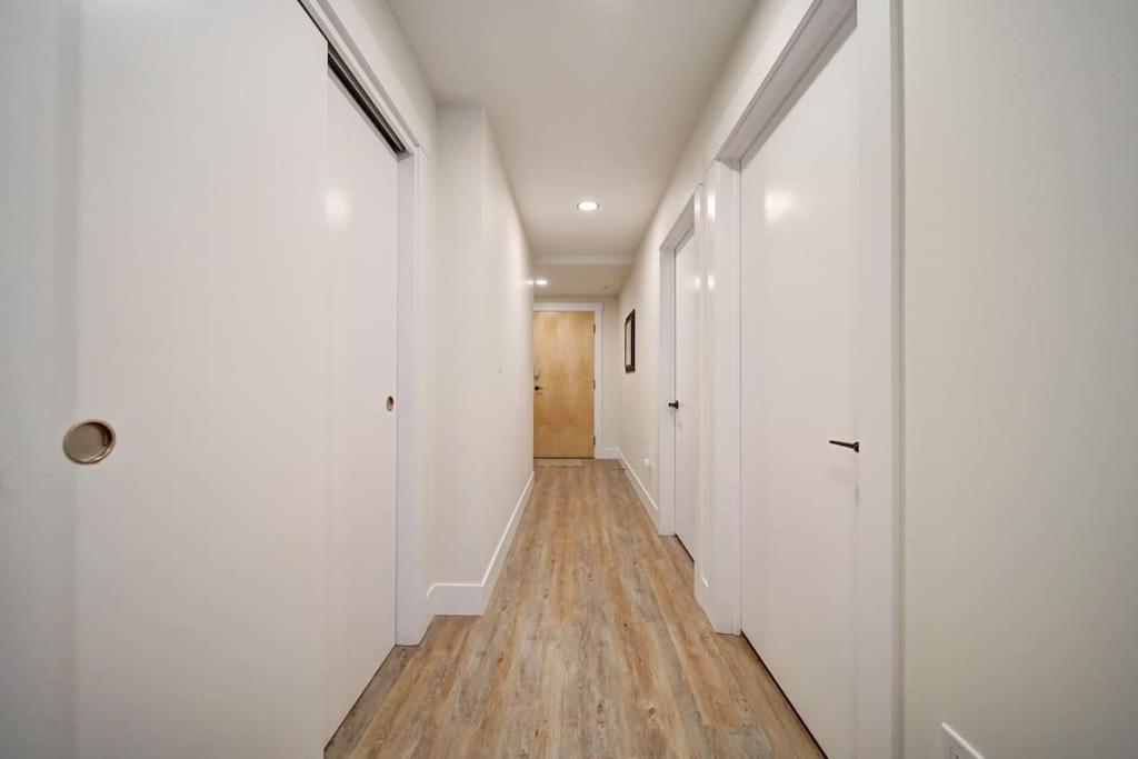 Luxurious Modern 2Br Condo Sleeps 5 Coffee, Ac, Wifi Halifax Luaran gambar