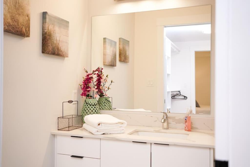 Luxurious Modern 2Br Condo Sleeps 5 Coffee, Ac, Wifi Halifax Luaran gambar