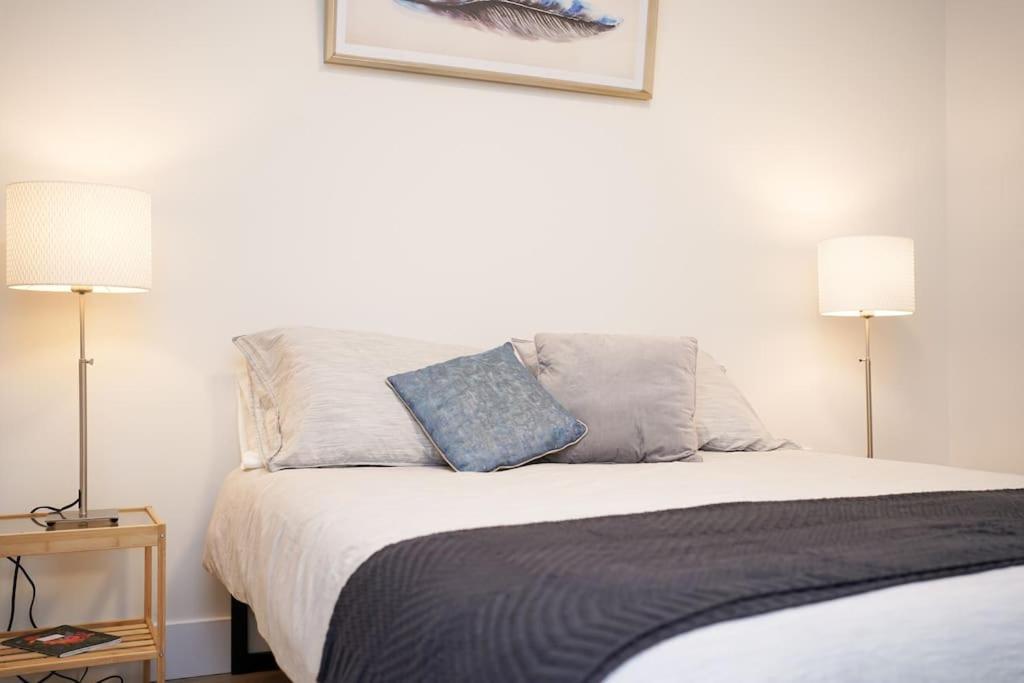 Luxurious Modern 2Br Condo Sleeps 5 Coffee, Ac, Wifi Halifax Luaran gambar