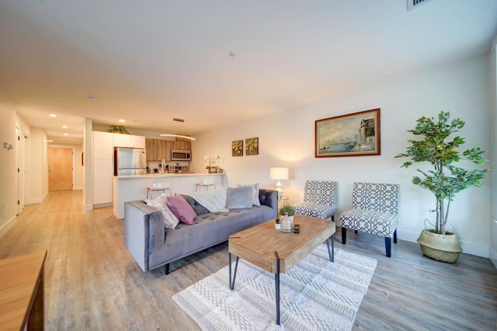 Luxurious Modern 2Br Condo Sleeps 5 Coffee, Ac, Wifi Halifax Luaran gambar