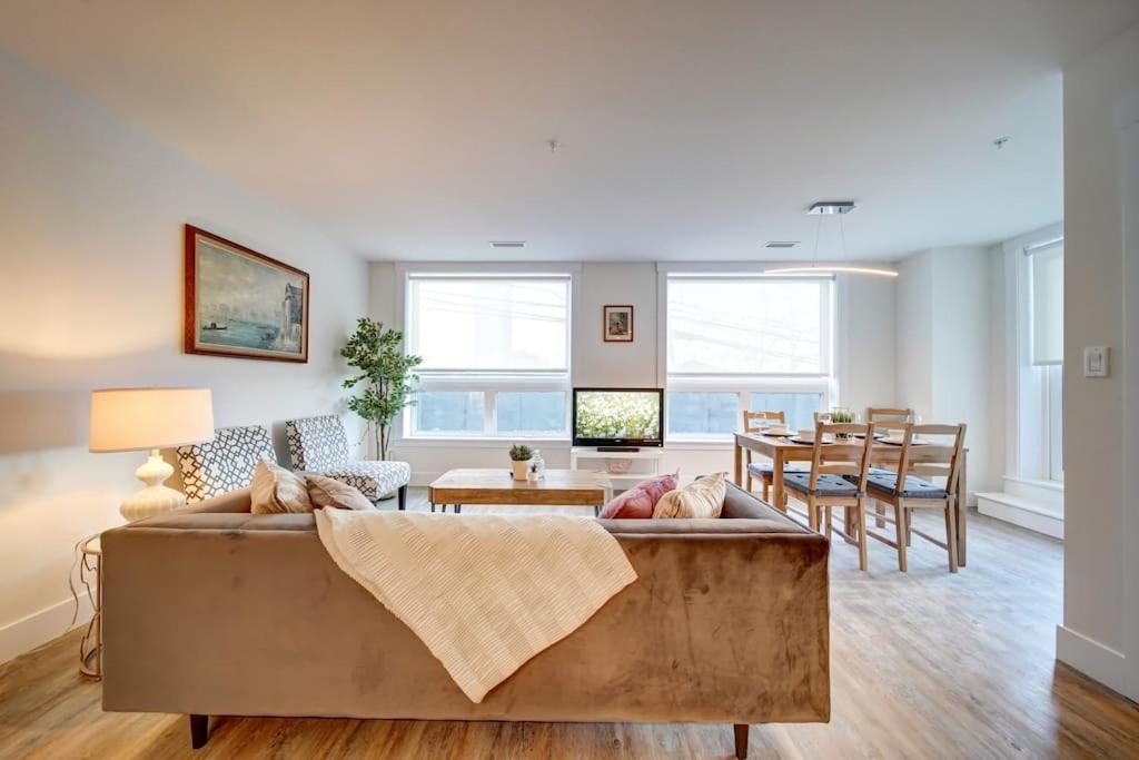 Luxurious Modern 2Br Condo Sleeps 5 Coffee, Ac, Wifi Halifax Luaran gambar