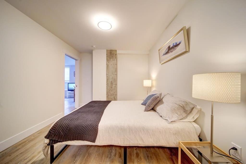 Luxurious Modern 2Br Condo Sleeps 5 Coffee, Ac, Wifi Halifax Luaran gambar